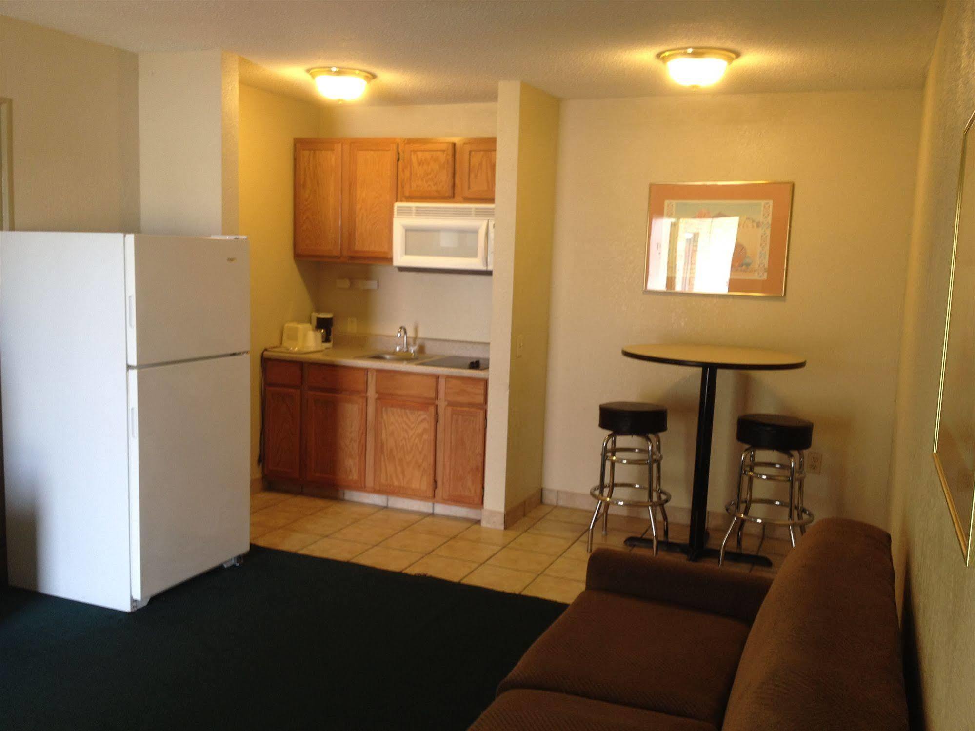 America'S Best Inn And Suites Emporia Exteriör bild