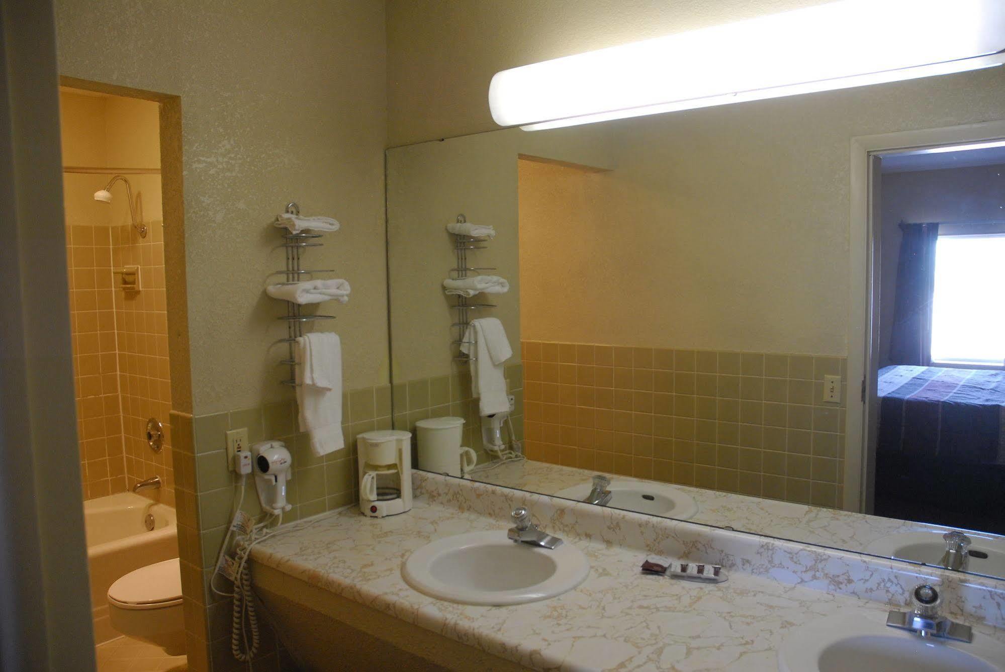 America'S Best Inn And Suites Emporia Exteriör bild
