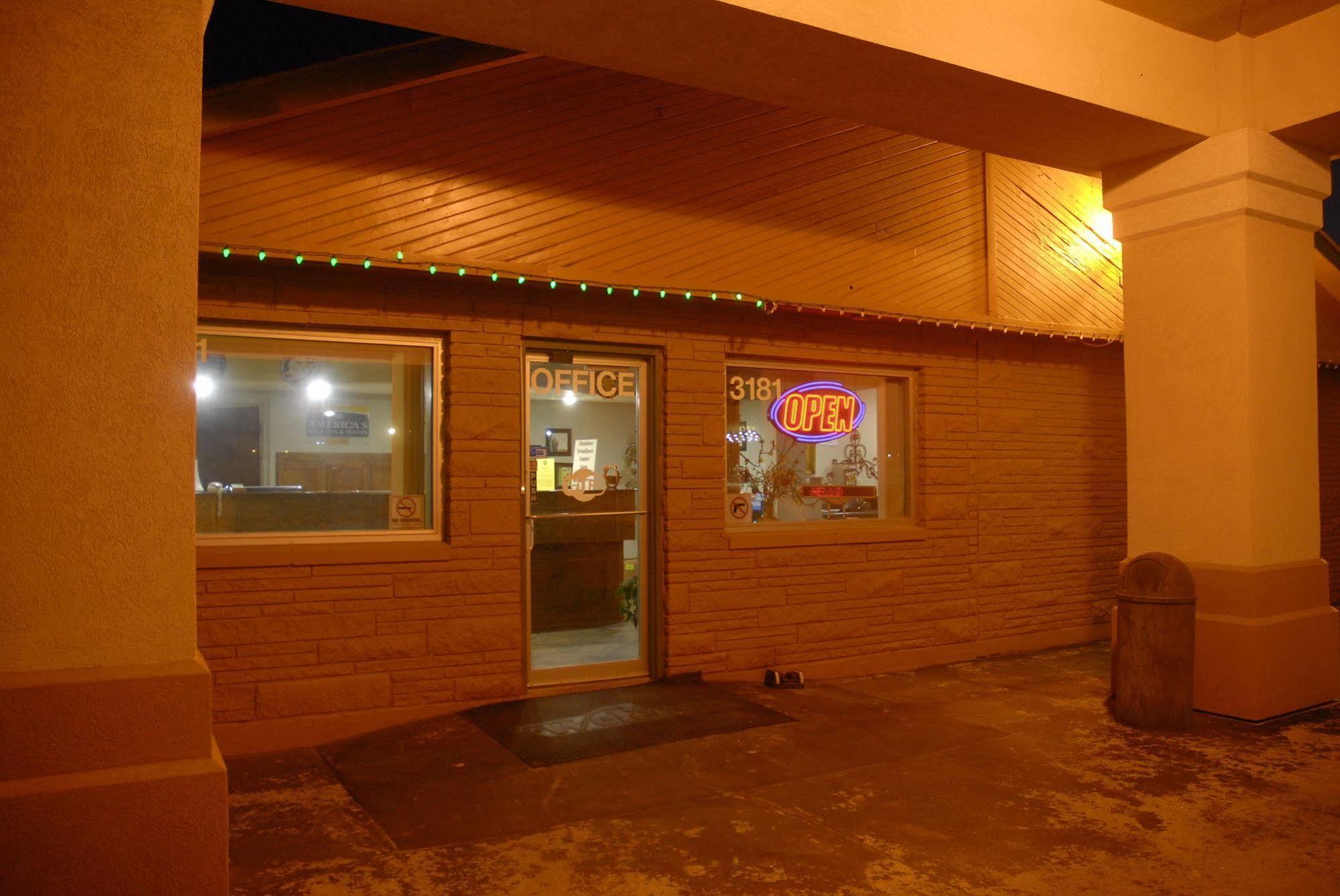 America'S Best Inn And Suites Emporia Exteriör bild