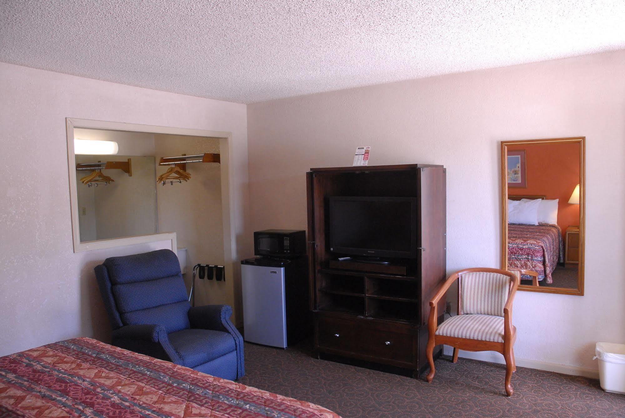 America'S Best Inn And Suites Emporia Exteriör bild