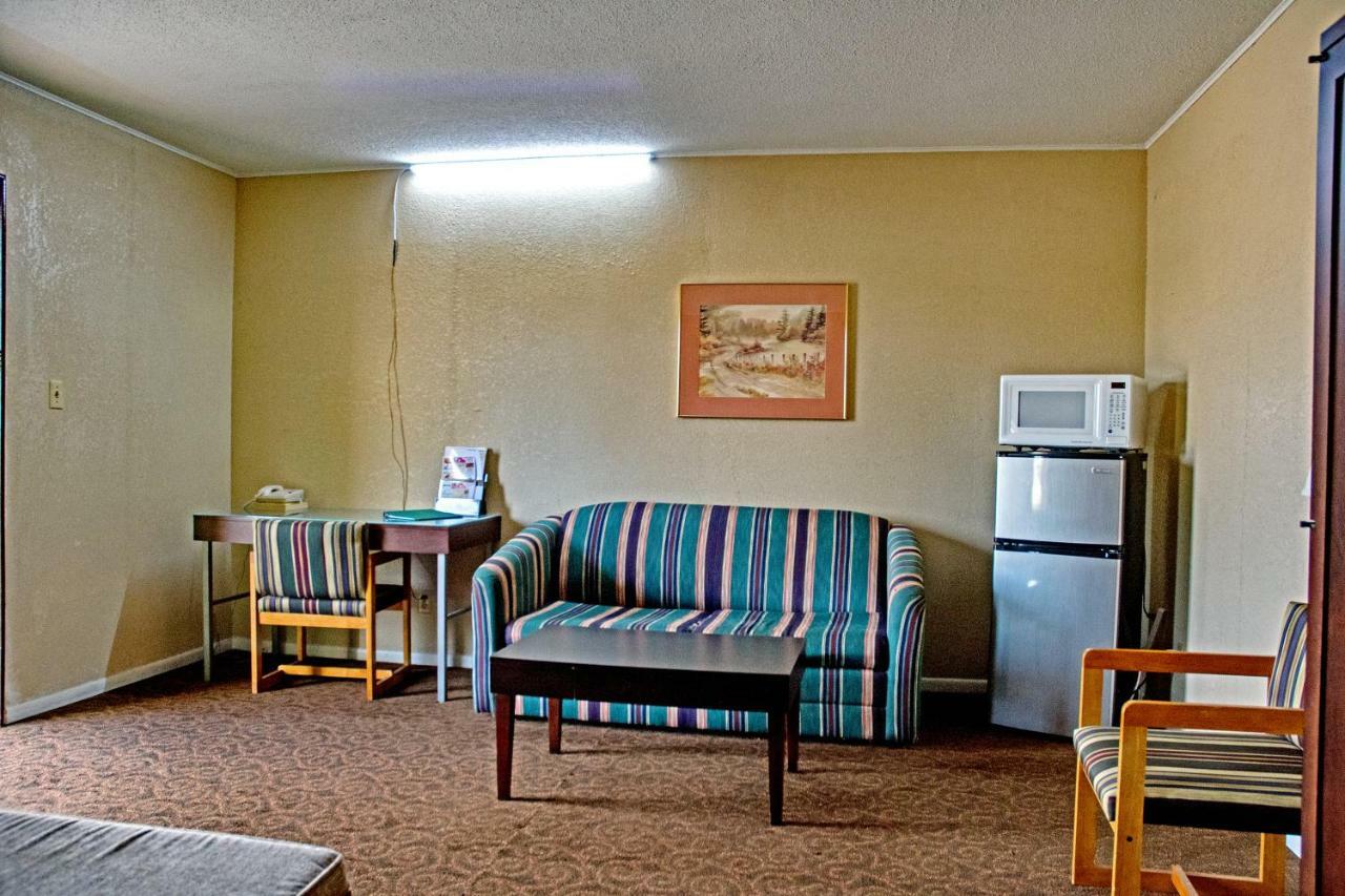 America'S Best Inn And Suites Emporia Exteriör bild