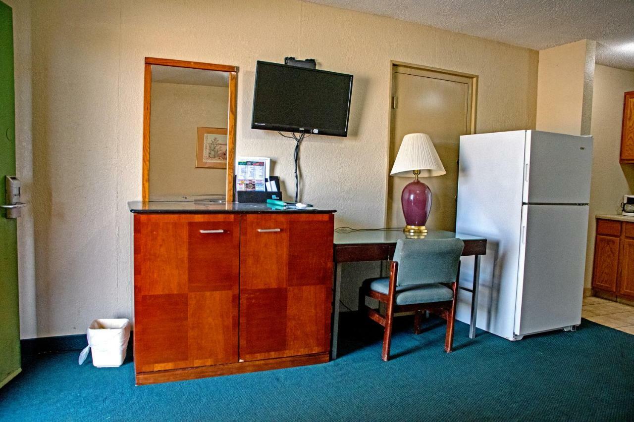 America'S Best Inn And Suites Emporia Exteriör bild